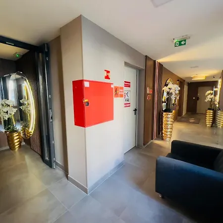 Karzo Lu 208 Free Garage アパート